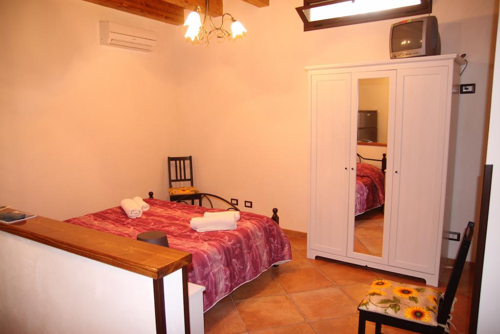 La Finestra Sotto La Rocca Apartment Cefalu Ruang foto