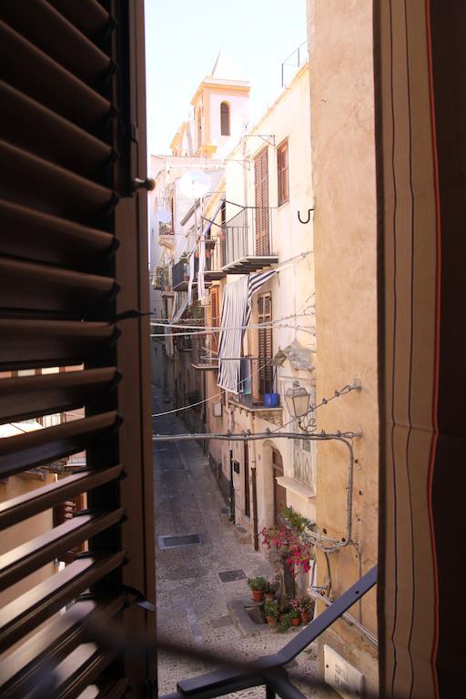La Finestra Sotto La Rocca Apartment Cefalu Ruang foto